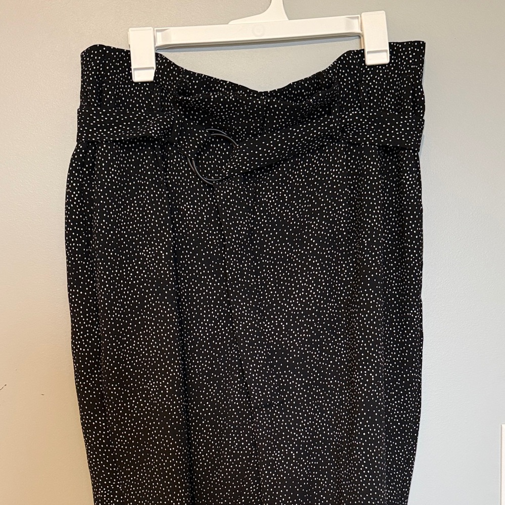 Express Women's Black and White Patterned Cropped Pants